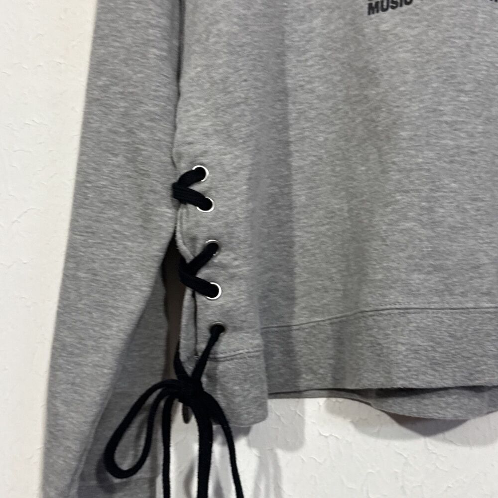 MTV Women’s Gray I Want My MTV Cropped Sweatshirt XL Lace up peek a boo sides - Picture 3 of 6